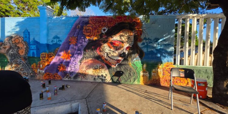 Pinto Muere transforma el Panteón Municipal de Playa del Carmen con murales por el Día de Muertos