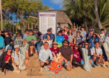 Voluntarios se suman a jornada de limpieza en playas de Playa del Carmen