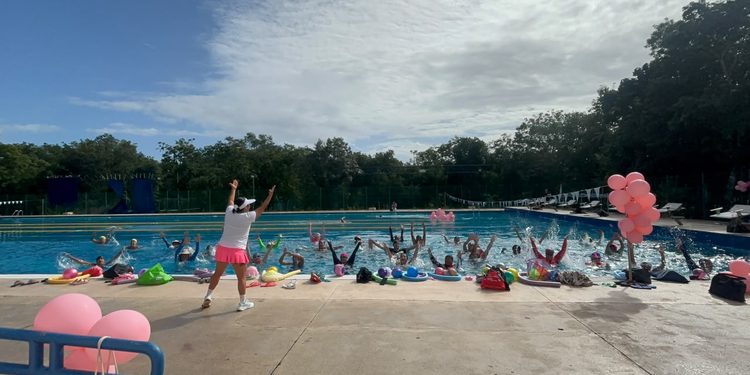 Playa del Carmen conmemora el Mes Rosa con exitosa clase de AquaFitness en la Riviera Maya