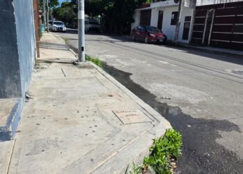 Vecinos de Bellavista denuncian derrame de aguas residuales y aceites en calles de la colonia