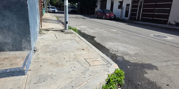 Vecinos de Bellavista denuncian derrame de aguas residuales y aceites en calles de la colonia