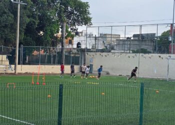 Ofrecen clases gratuitas de fútbol para jóvenes en la colonia Nicte-Há