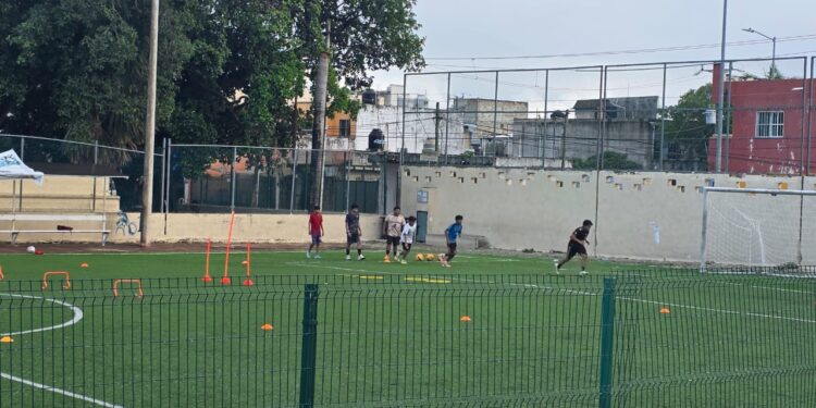 Ofrecen clases gratuitas de fútbol para jóvenes en la colonia Nicte-Há