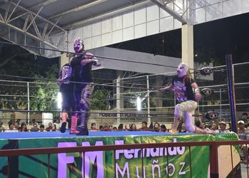 La lucha libre reúne a familias de la colonia Colosio en su segunda edición