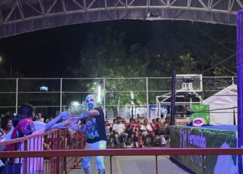 La lucha libre reúne a familias de la colonia Colosio en su segunda edición