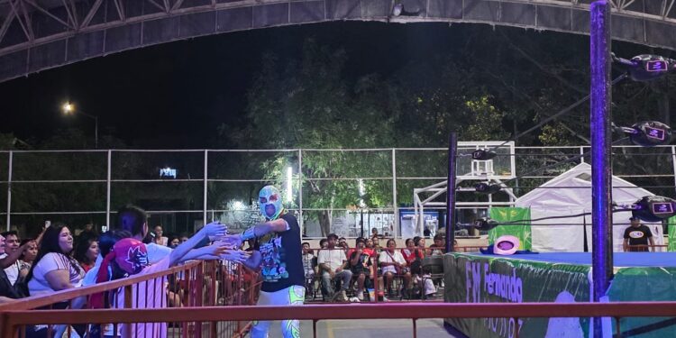 La lucha libre reúne a familias de la colonia Colosio en su segunda edición