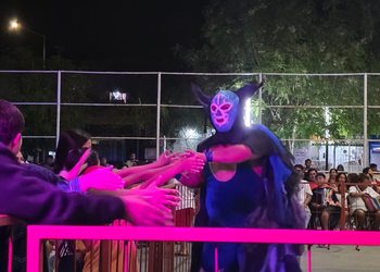 La lucha libre reúne a familias de la colonia Colosio en su segunda edición