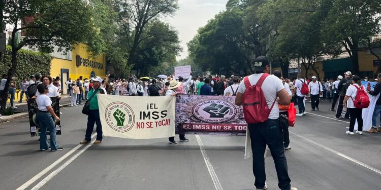Protestas del IMSS en México: Tercer día de bloqueos en Reforma y alianza con la CNTE